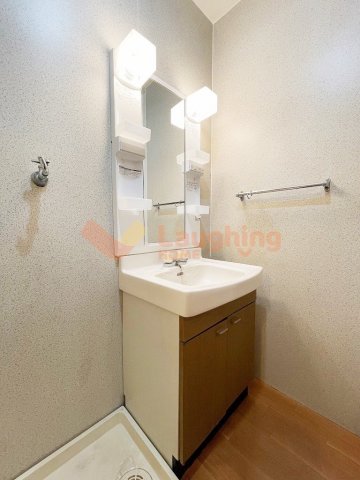 洗面設備　明るい洗面所です