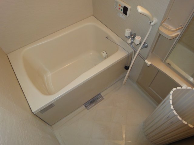 バス・シャワールーム　追い焚き機能・浴室乾燥機付きで便利！