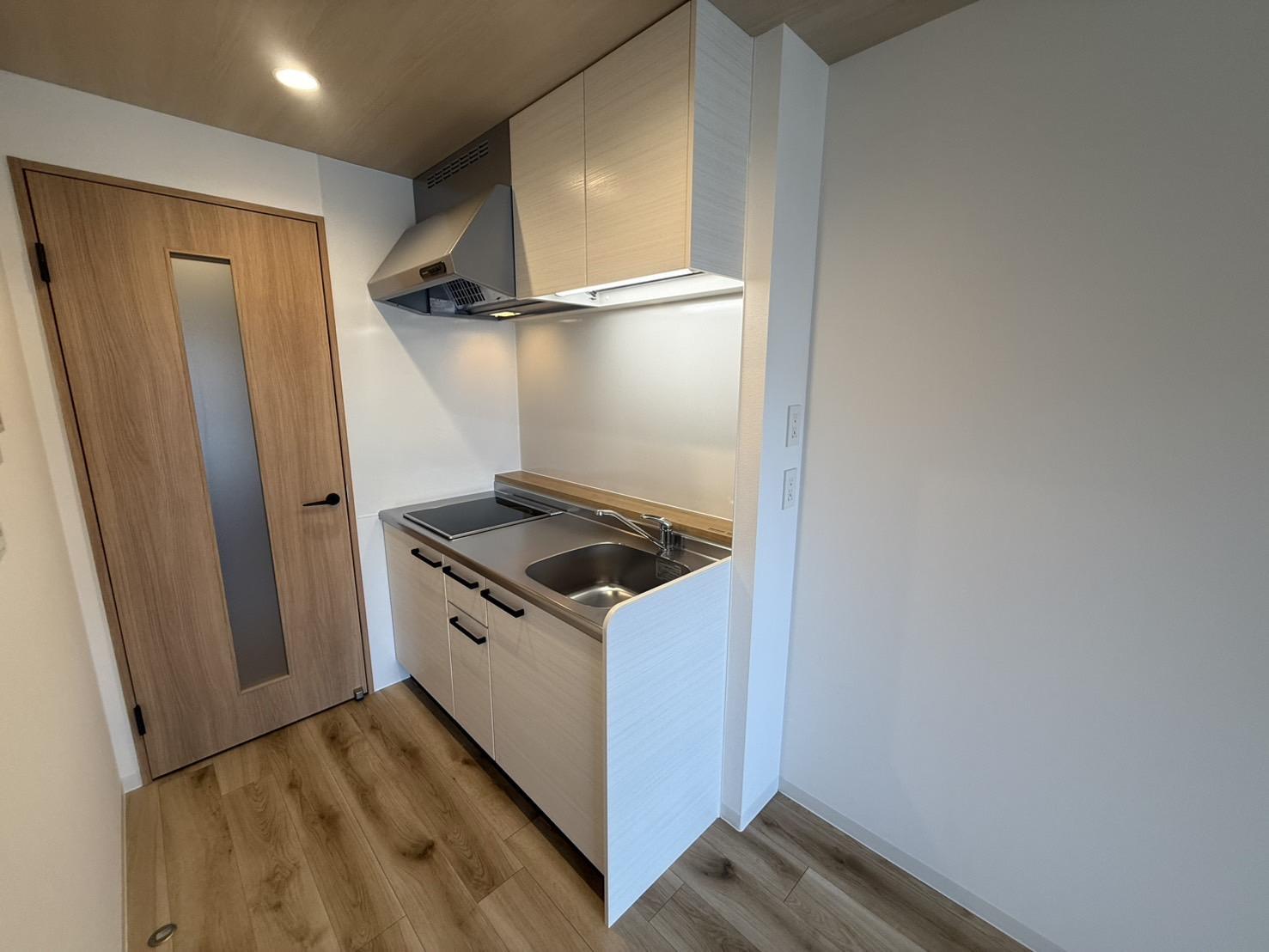 キッチン　IHコンロ付きのシステムキッチンです(別部屋参考写真)