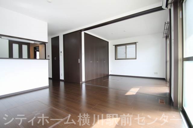 居室・リビング　広いリビングスペース