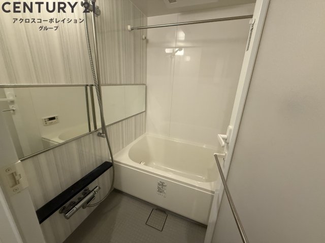 バス・シャワールーム　シンプルな浴室