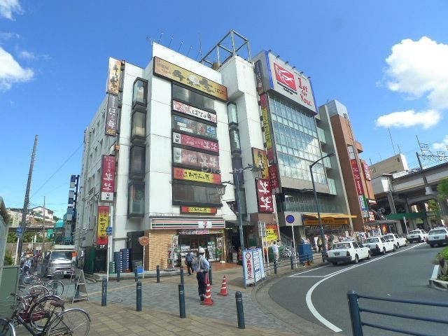 コンビニ　セブンイレブン新松戸駅前店（コンビニ）まで400m