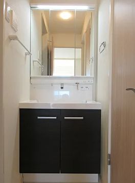洗面設備　ゆったりとスペースのある洗面所
