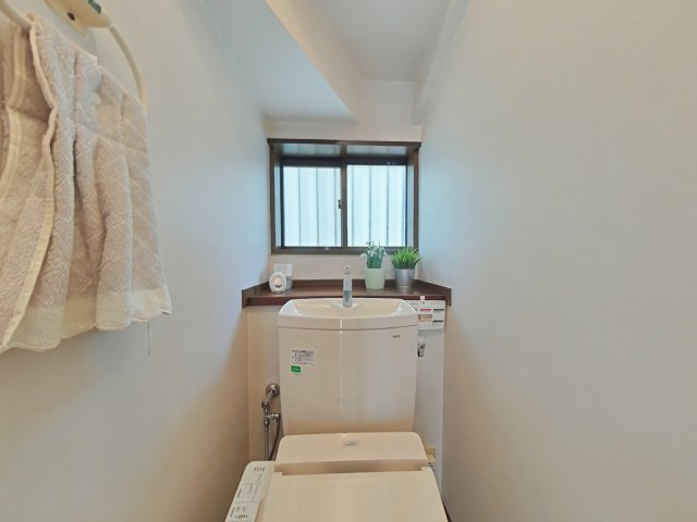 トイレ　落ち着いた色調のトイレです