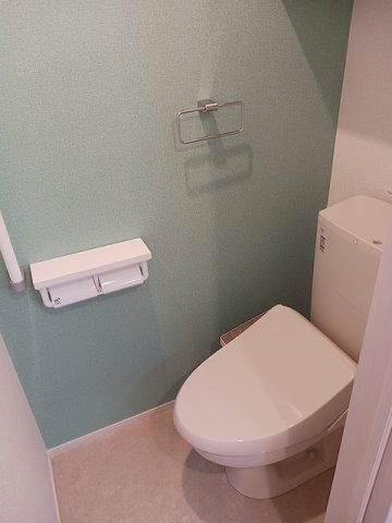 トイレ　落ち着いた色調のトイレです