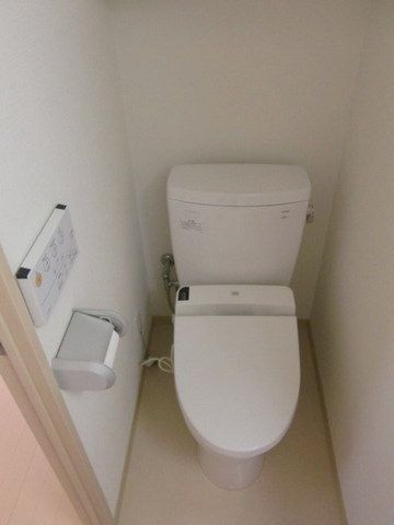 トイレ　ウォシュレット付き。