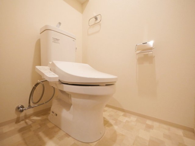 トイレ　落ち着いた色調のトイレです