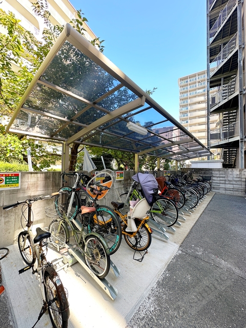 その他共有部分　屋根付き駐輪場。大事な自転車も雨でも安心♪
