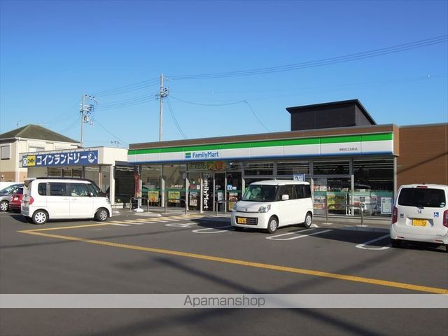 コンビニ　ファミリーマート（コンビニ）まで631m
