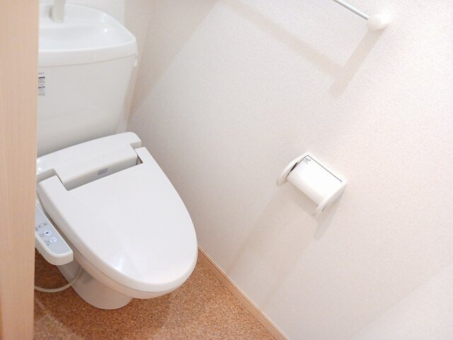 トイレ　落ち着いた色調のトイレです