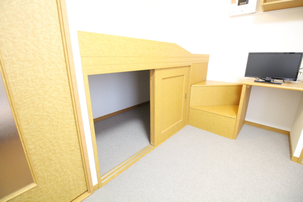 その他　ベッドの下が大型収納。同タイプの物件写真となります。