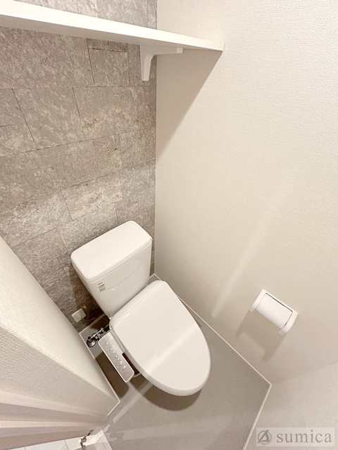 トイレ　人気アイテムの温水洗浄便座。清潔感のあるトイレです。