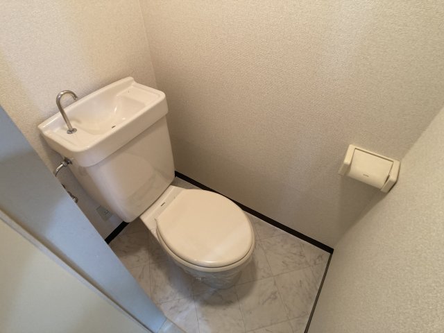 トイレ　掲載写真は空室の別部屋を掲載しております。実際のお部屋と仕様