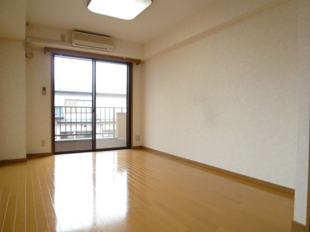 居室・リビング　日当たりのいい明るいお部屋です。