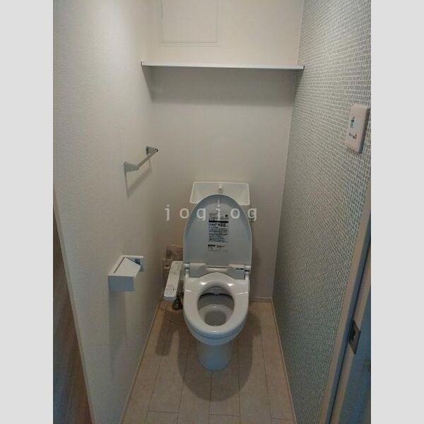 トイレ　嬉しい温水洗浄便座付きのトイレです。