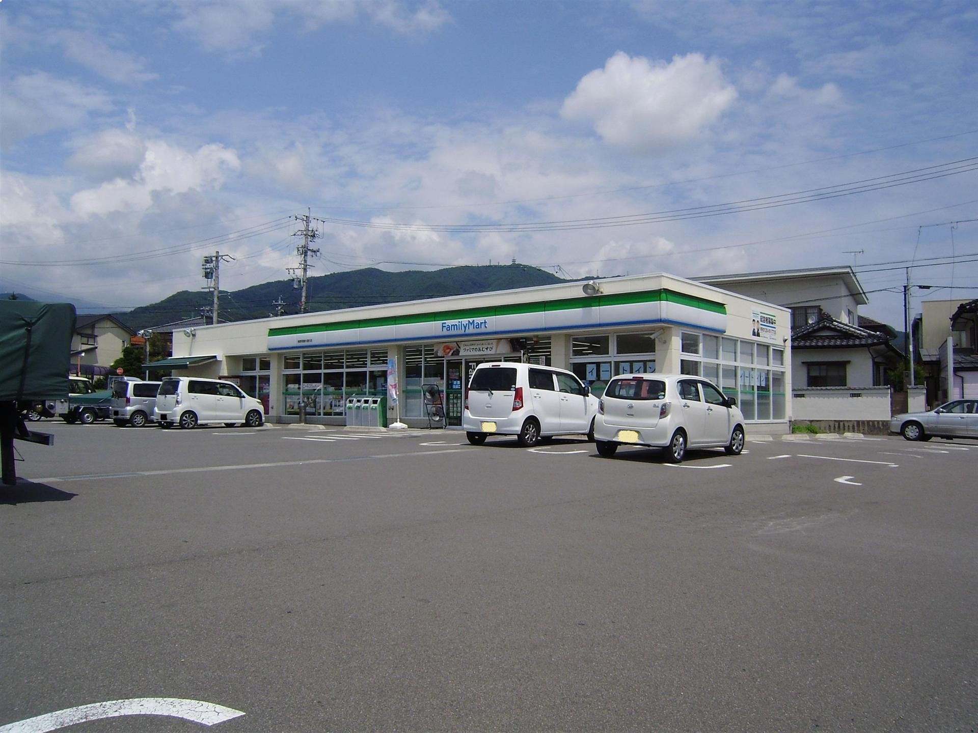 中学校　北部中学校（中学校）まで700m