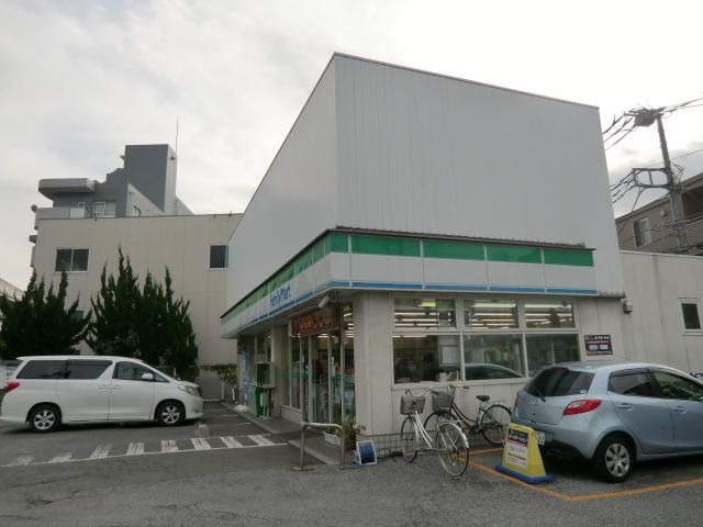 コンビニ　ファミリーマート（コンビニ）まで400m