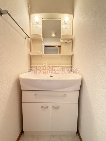 洗面設備　ゆったりとスペースのある洗面所