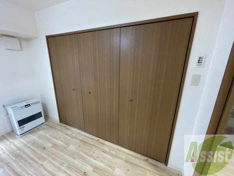 収納　寝室の収納です。部屋がすっきり片付きます。