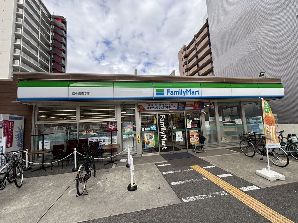 コンビニ　ファミリーマート西中島南方店（コンビニ）まで70m