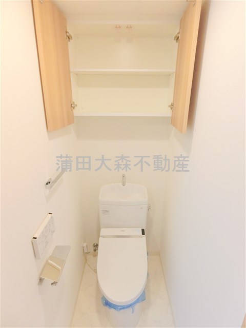 トイレ　棚収納と温水洗浄便座付きのトイレ