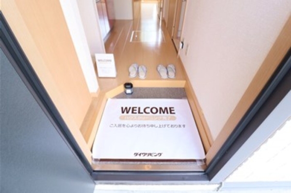 玄関　同建物別部屋写真