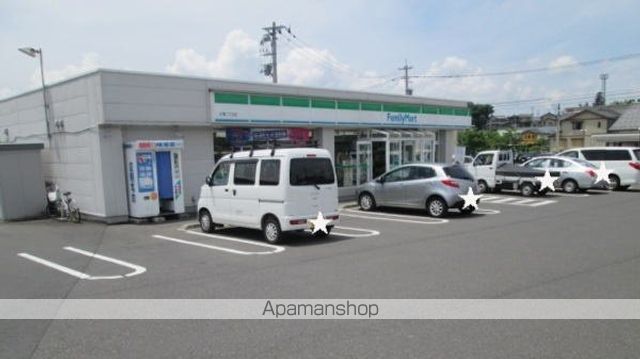 コンビニ　ファミリーマート（コンビニ）まで800m