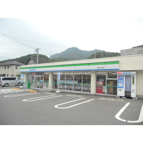 コンビニ　ファミリーマート可部虹山店（コンビニ）まで617m