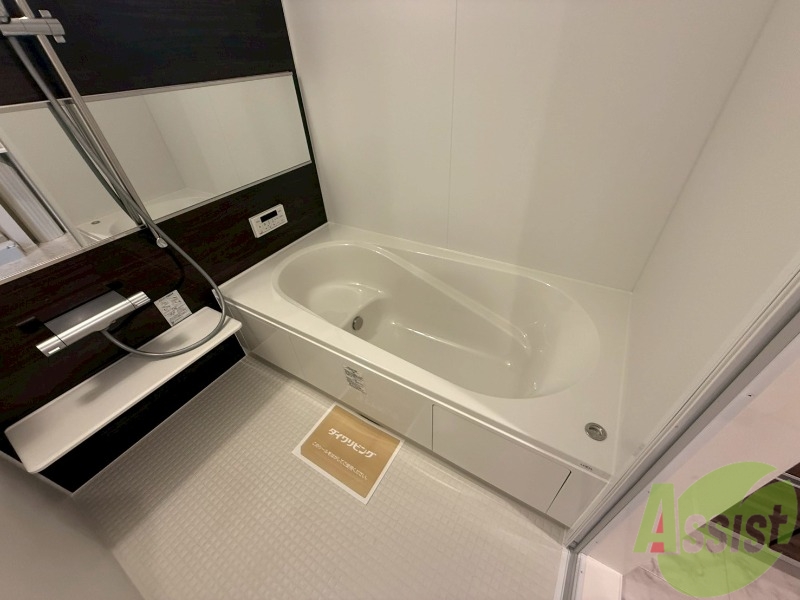 バス・シャワールーム　浴室は追い焚き給湯、浴室乾燥機付きです。