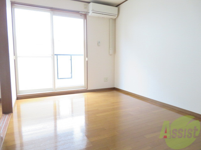 居室・リビング　陽の光が差し込む明るいお部屋は気持がいいですね～