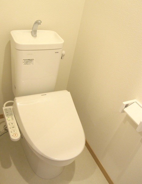 トイレ　温水洗浄便座付きのトイレです。