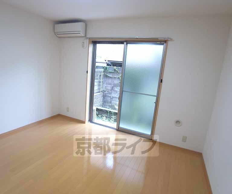 アムール吉田中大路の居間写真