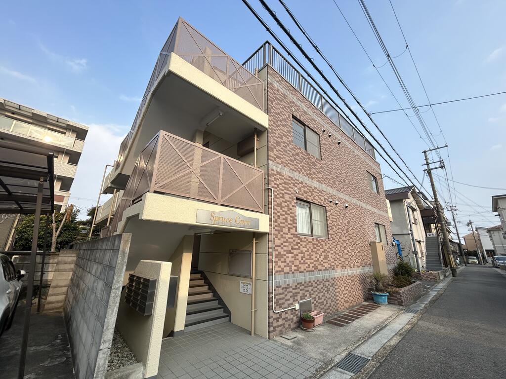 スプルースコートの外観写真