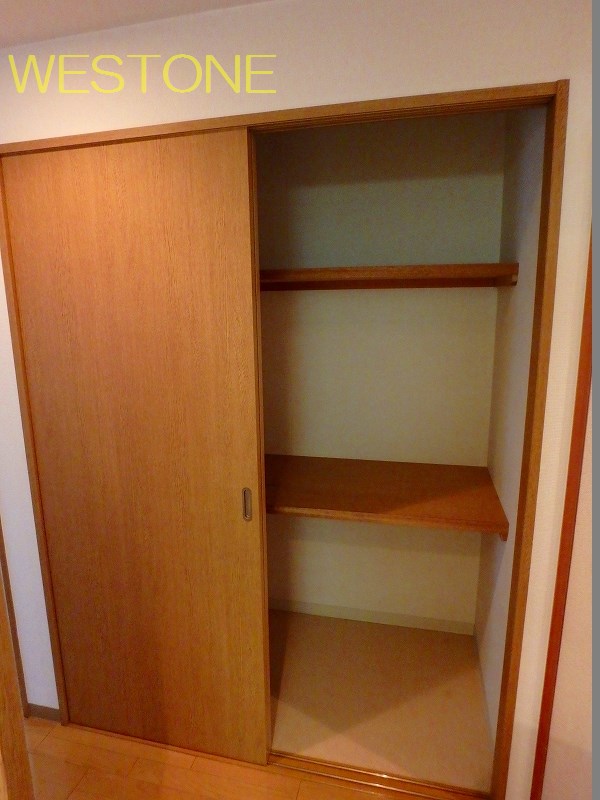 収納　廊下にも大きな収納があります