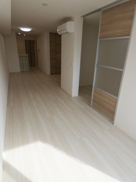 その他部屋・スペース　バルコニー側からのリビングです。