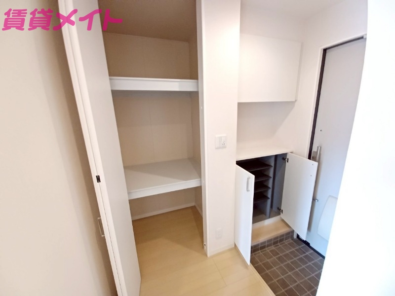 玄関　同物件別部屋写真