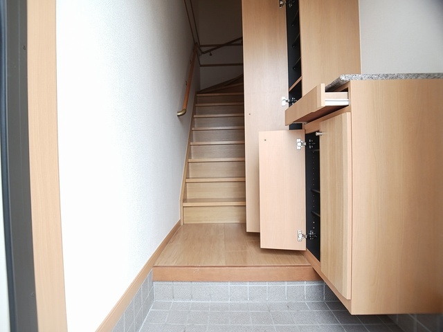 玄関　天井高シューズボックス・小物収納棚有り