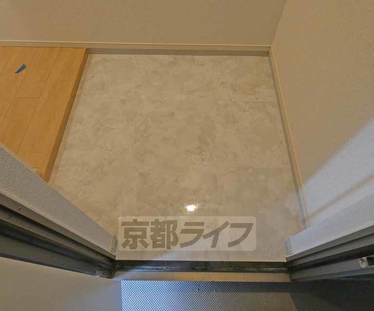 玄関　広いスペースの玄関です。