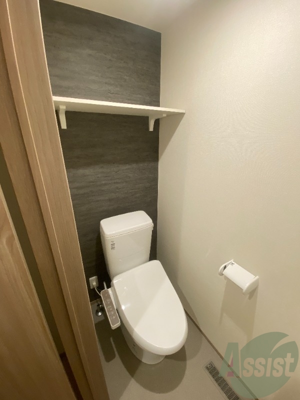 トイレ　トイレは温水洗浄便座で上部には収納スペースも！