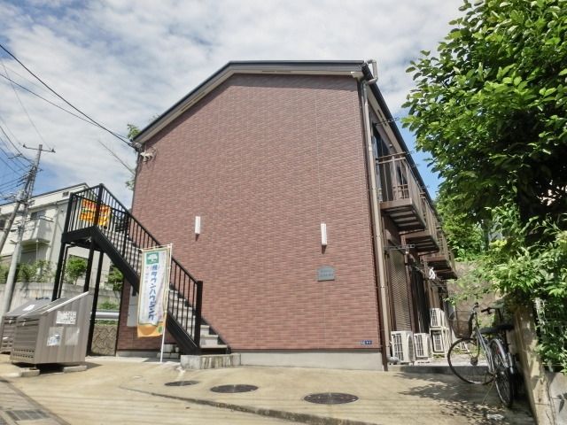 ロビー　静かな住宅地に建つ綺麗なアパート。