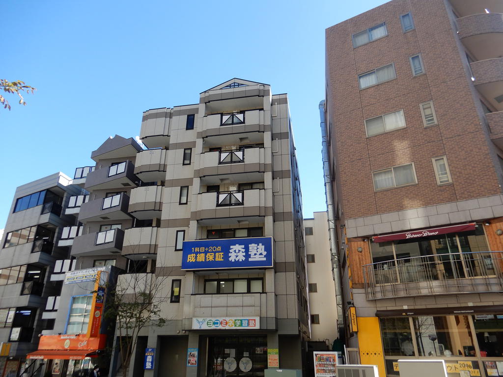 建物外観　1Fと3Fは学習塾となっております♪