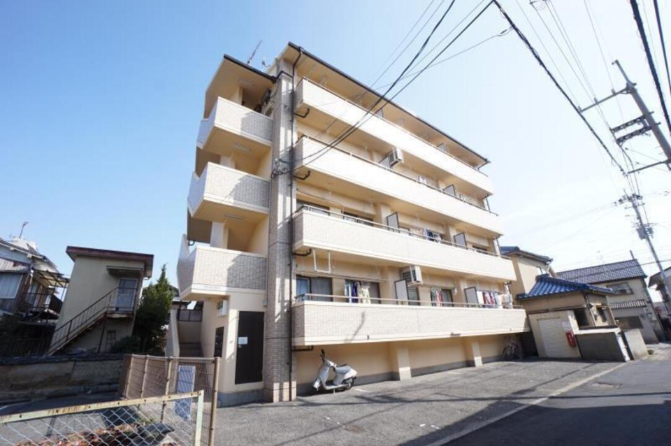 松山市高岡町のマンションの建物外観