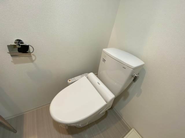 地下鉄御堂筋線 本町駅 徒歩6分 15階建 築13年のトイレ写真