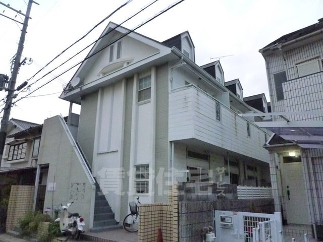 京都市山科区御陵荒巻町のアパートの建物外観