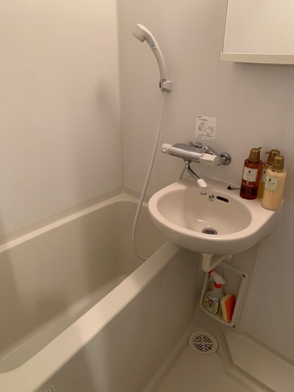 バス・シャワールーム　弊社は都内全域の家具家電付き物件をご紹介可能です。