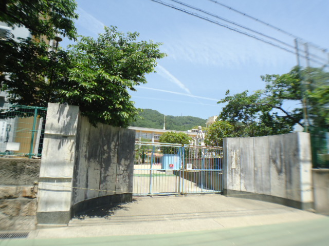 小学校　神戸市立本山第一小学校（小学校）まで823m