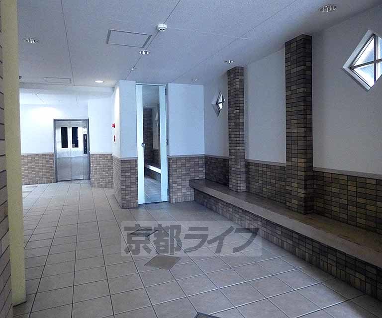 【京都市下京区本神明町のマンションのロビー】