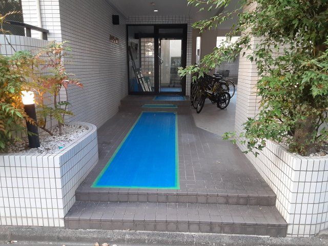 【名古屋市中川区荒子のマンションのエントランス】