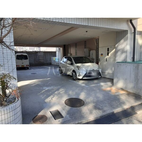 【名古屋市中川区荒子のマンションの駐車場】