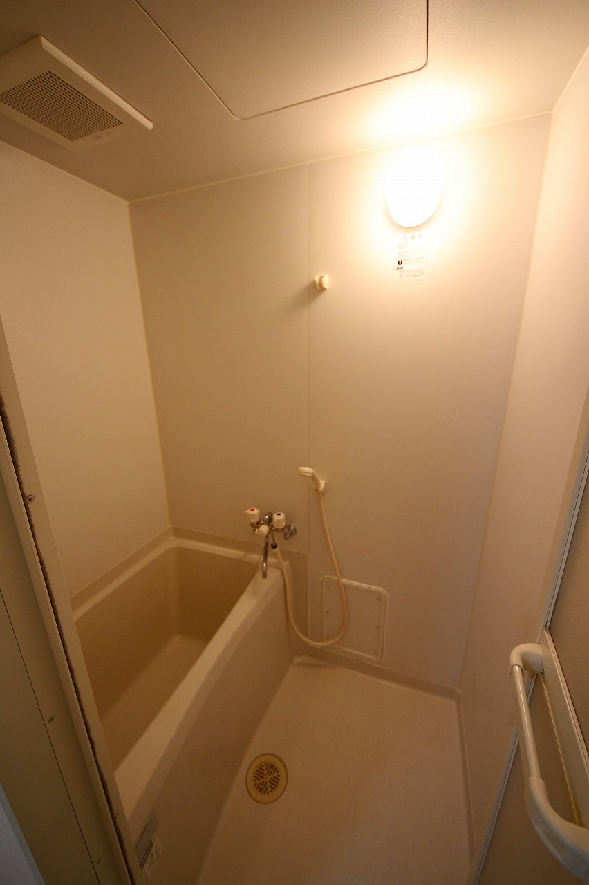 バス・シャワールーム　同タイプの写真で。床・クロスの色など現状優先です。